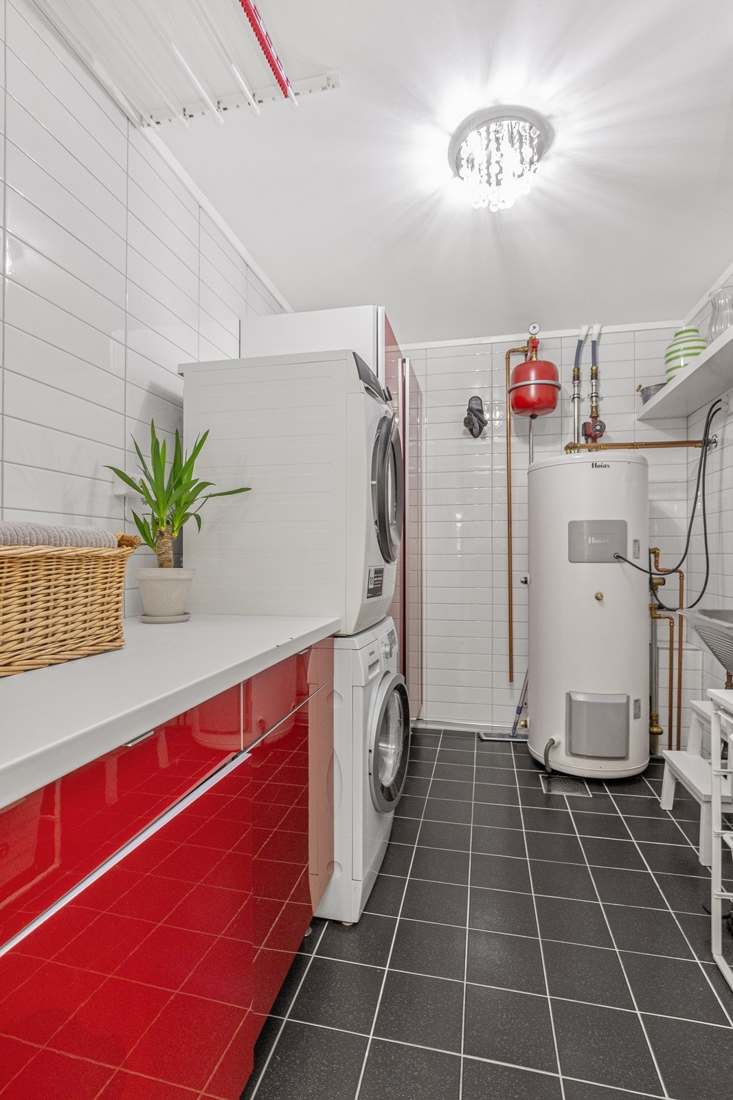 Eget teknisk rom som er innredet vaskerom med 200-liters varmtvannsbereder. Galleribilde