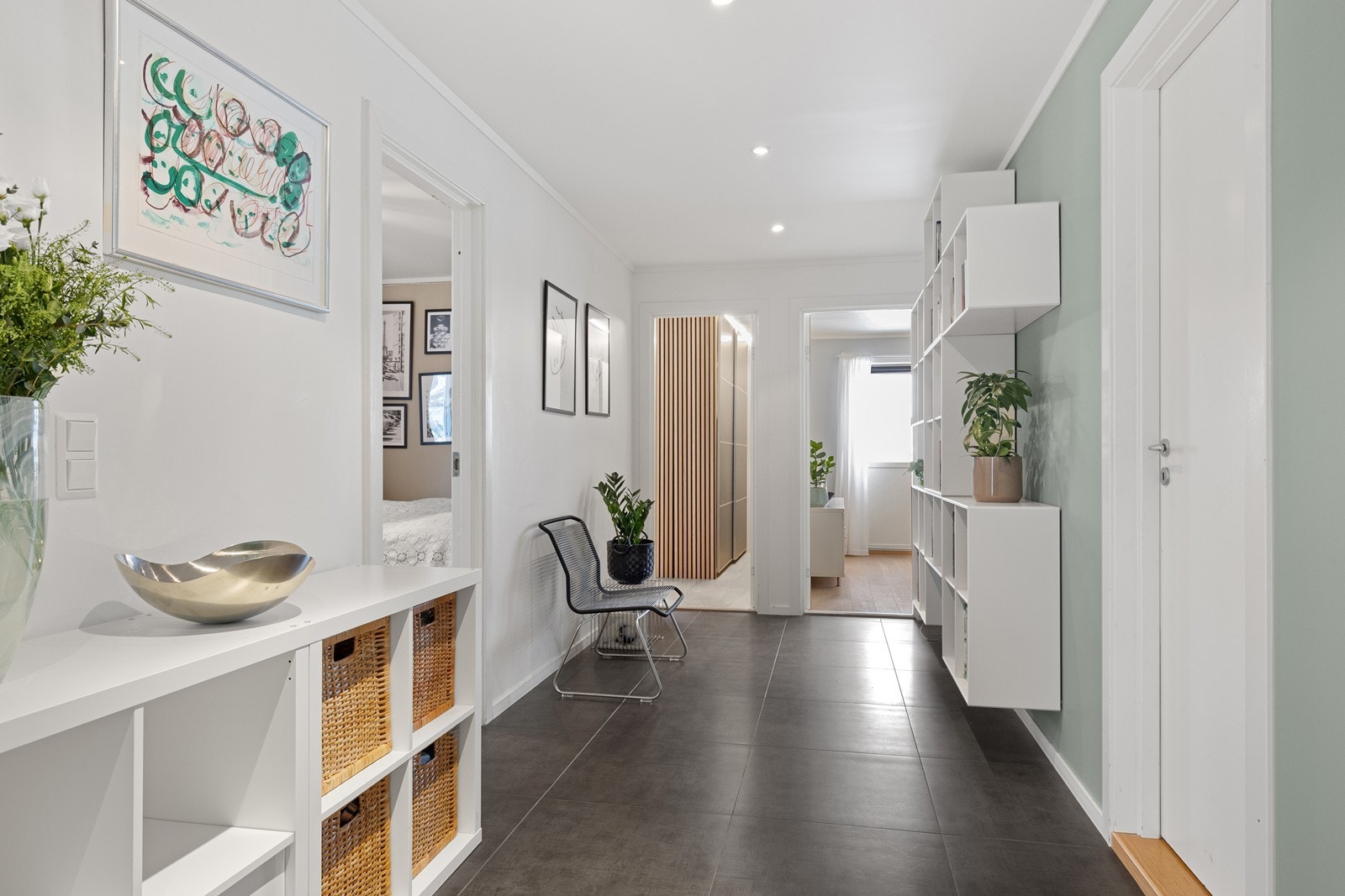 Fra gangen er det adkomst til etasjens soveromsavdeling, bad og stue. Galleribilde