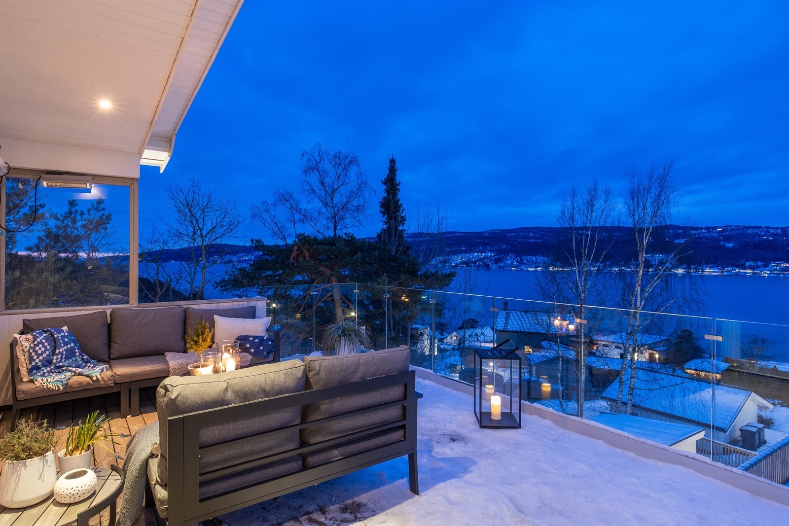 Fra en høytliggende og fri beliggenhet åpner det seg en fantastisk fjordutsikt. Galleribilde