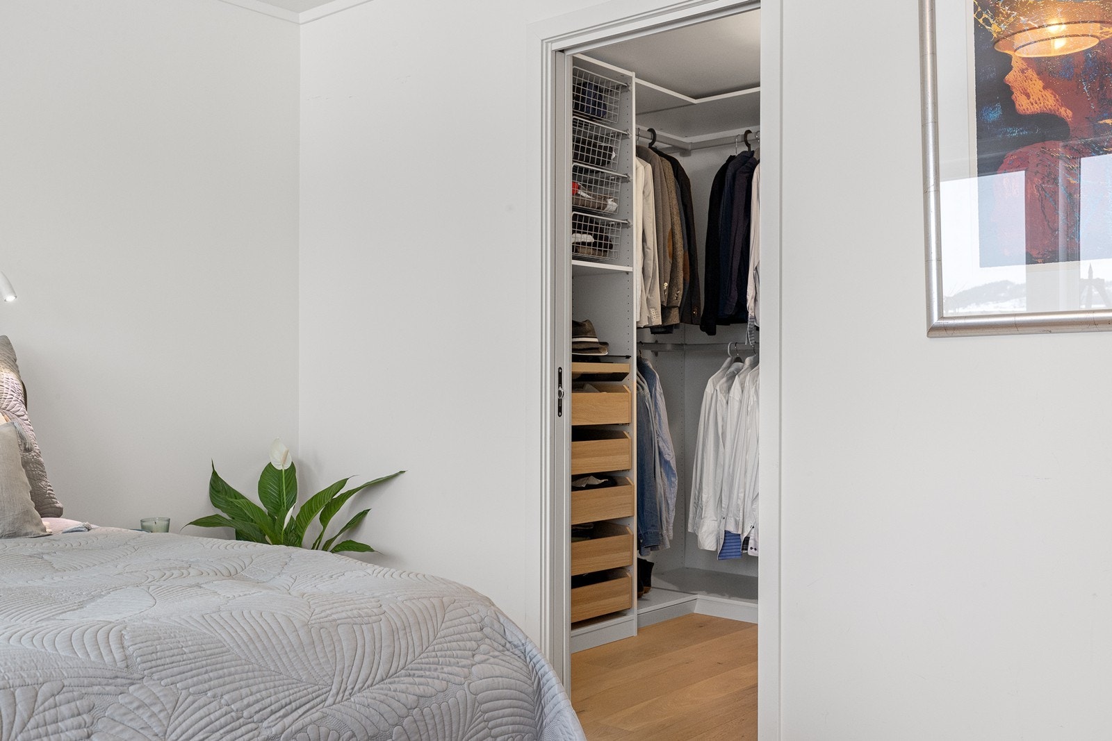 I tilknytning til hovedsoverommet ligger et romslig og godt utstyrt omkledningsrom. Galleribilde