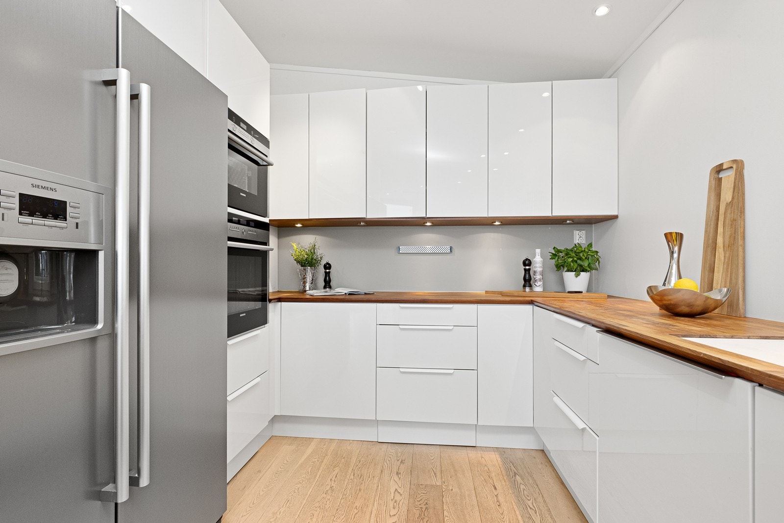 Innredningen er utstyrt med integrert stekeovn, induksjonstopp og dampovn. Avsatt plass til side-by-side kjøle-/fryseskap. Galleribilde