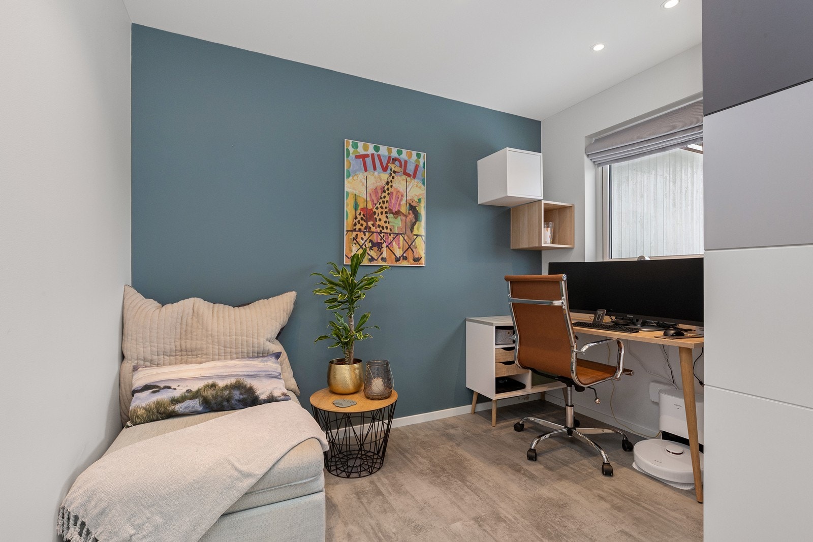 Tilbygget del med soverom 4 (kontor på byggetegninger), ideelt for også hjemmearbeid. Galleribilde