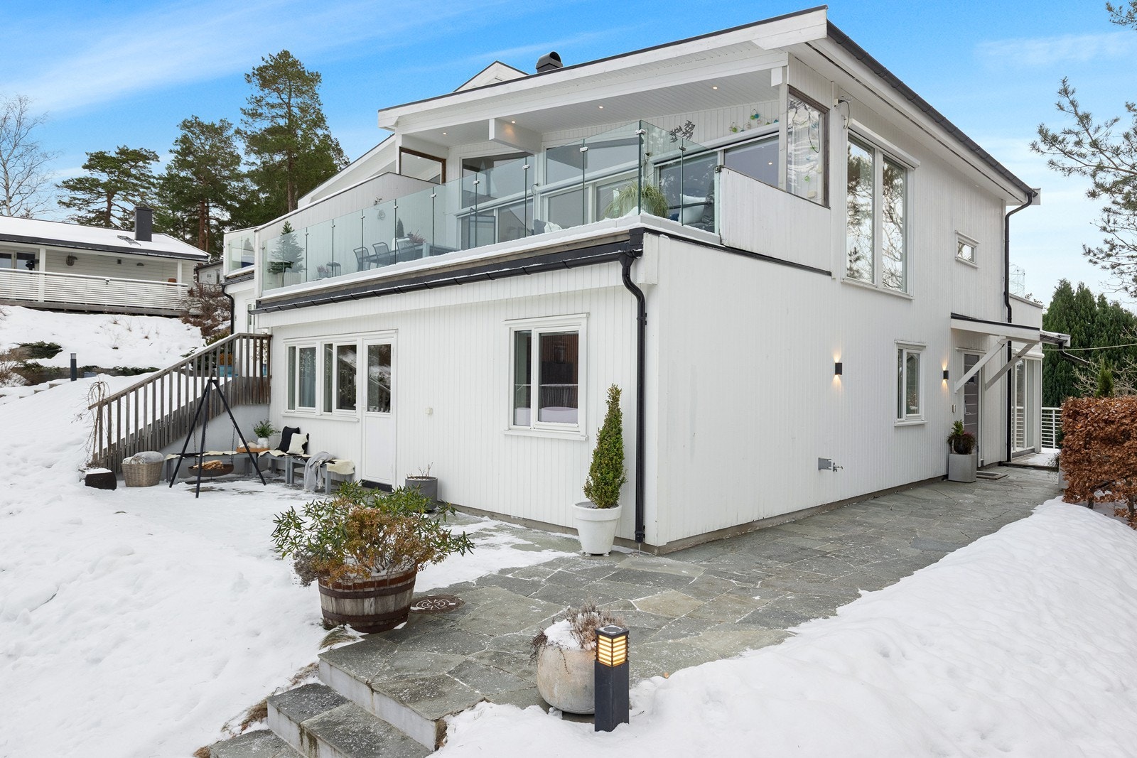 Boligen ligger i et stille og trygt nabolag preget av eneboliger og lite trafikk. Galleribilde