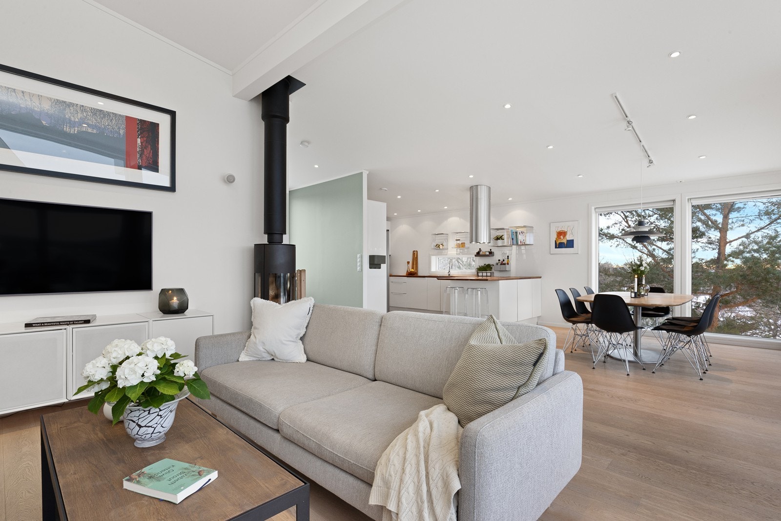 En moderne peisovn gir ekstra varme og hygge på kjølige kvelder. Galleribilde