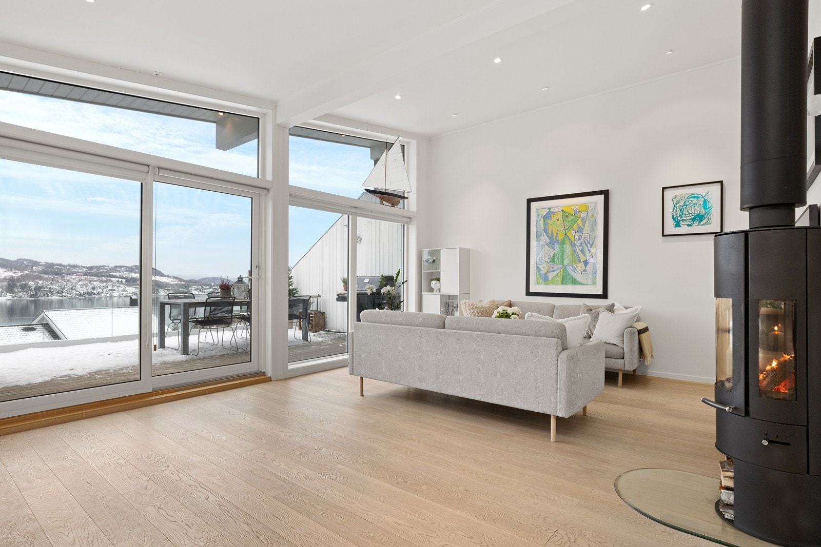 Fra stuen er det utgang til en vestvendt treterrasse på ca. 32 m². Galleribilde