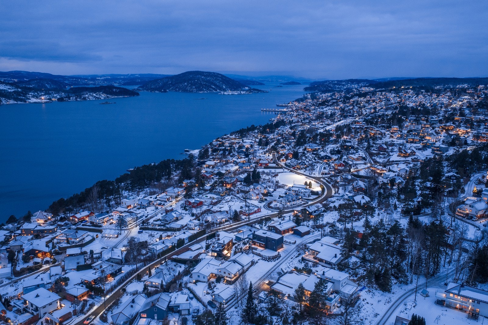 Langs Drøbak vest og solside med flere strender i kort gangavstand fra eiendommen. Galleribilde