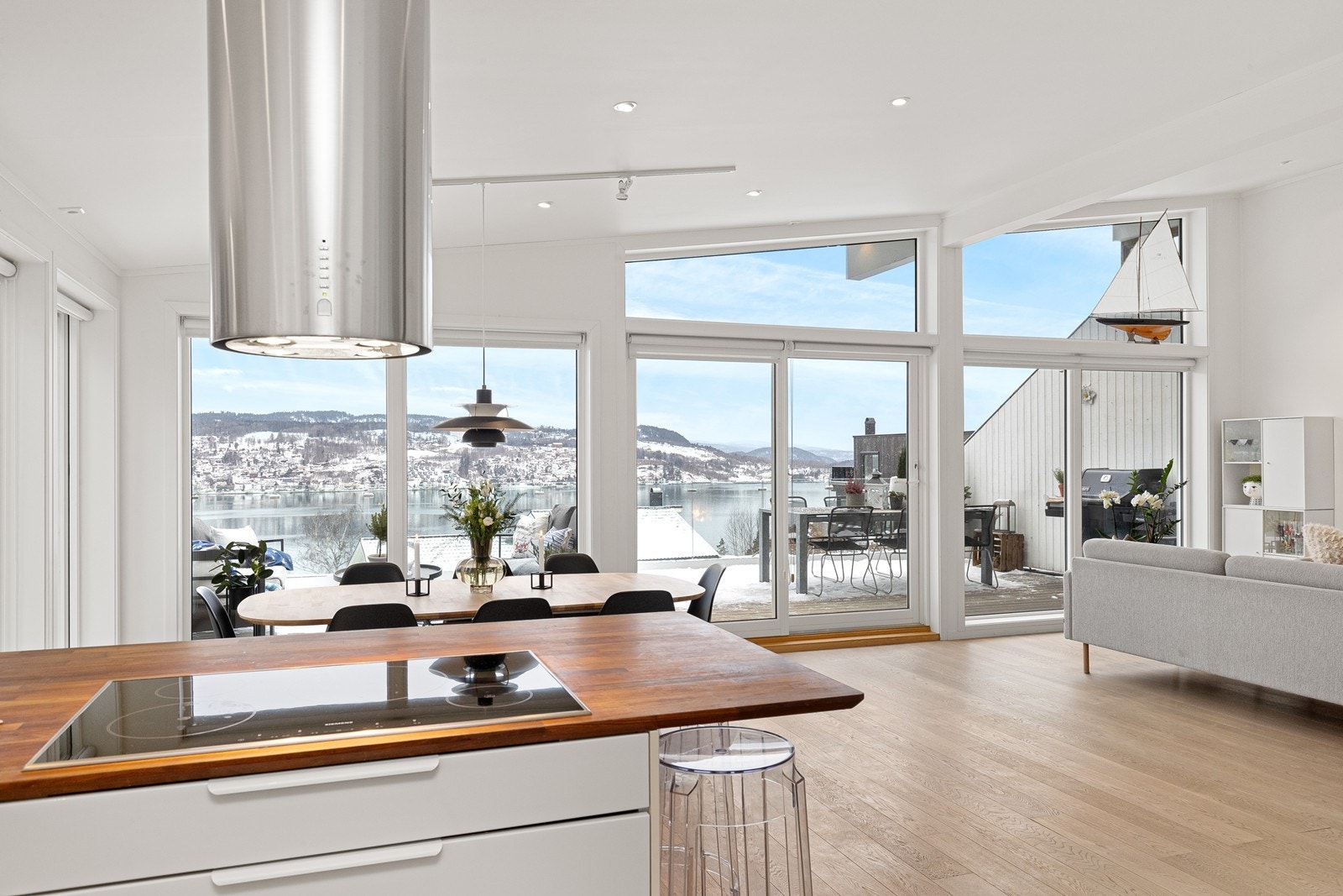 Kjøkkenøya skaper en naturlig soneinndeling og gir ekstra arbeidsflate. Galleribilde