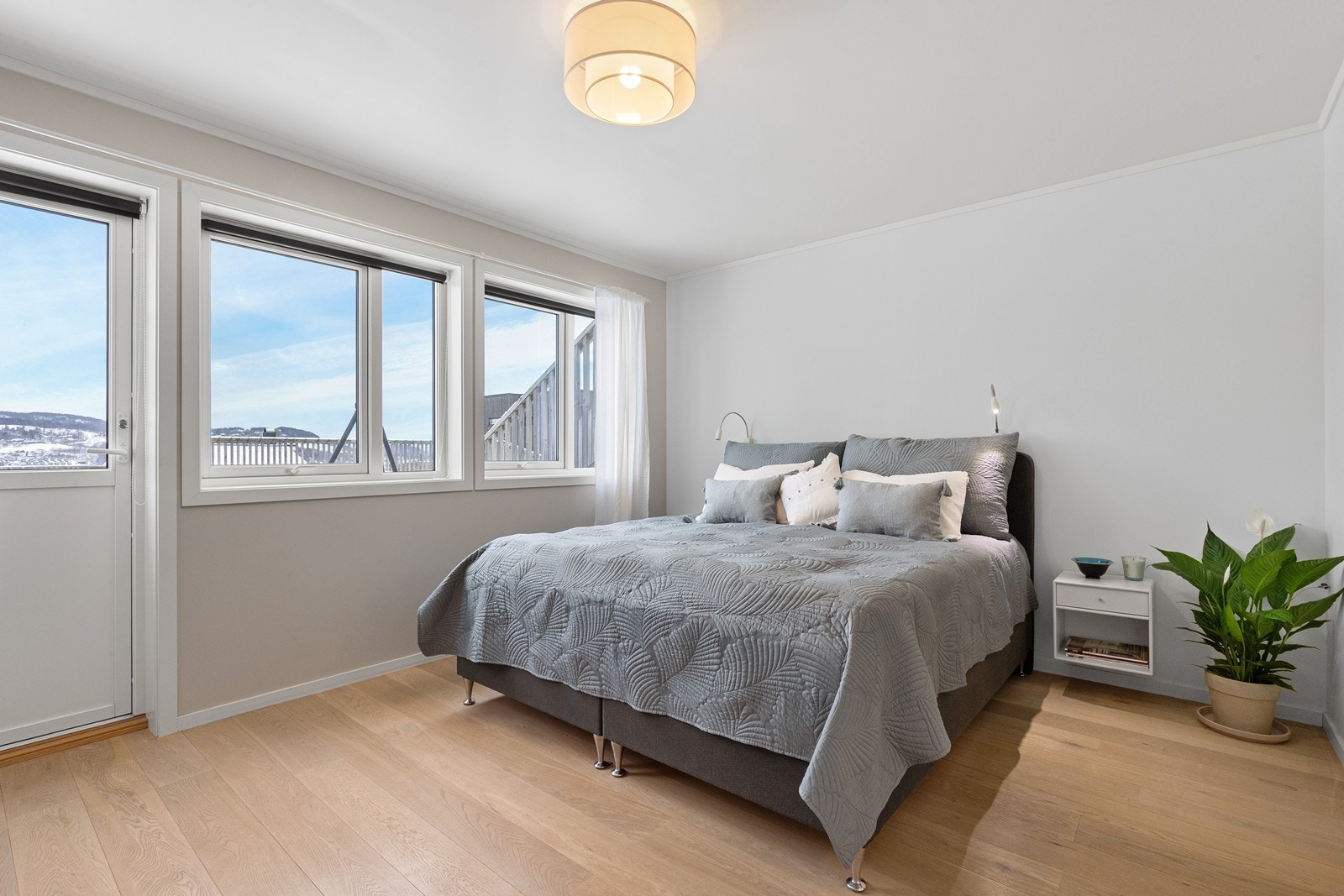 Hovedsoverommet har direkte utgang til en stor, skiferlagt terrasse på 27 m². Galleribilde