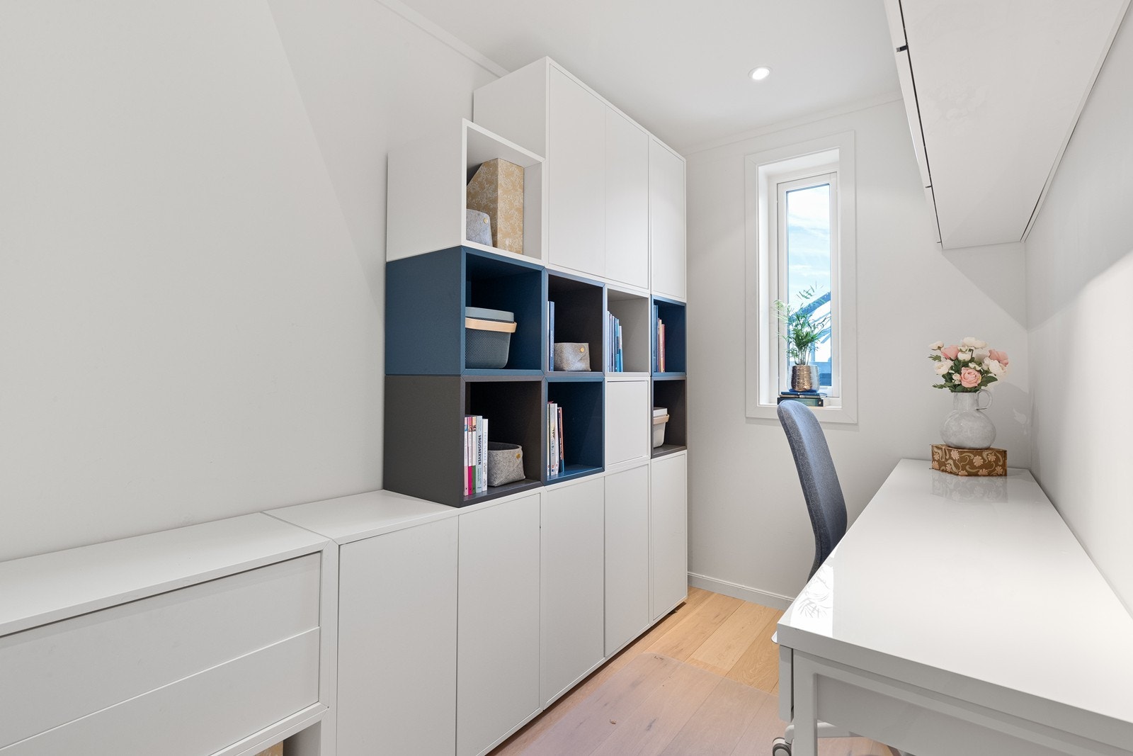 Kontor med plassbygd oppbevaring. Galleribilde