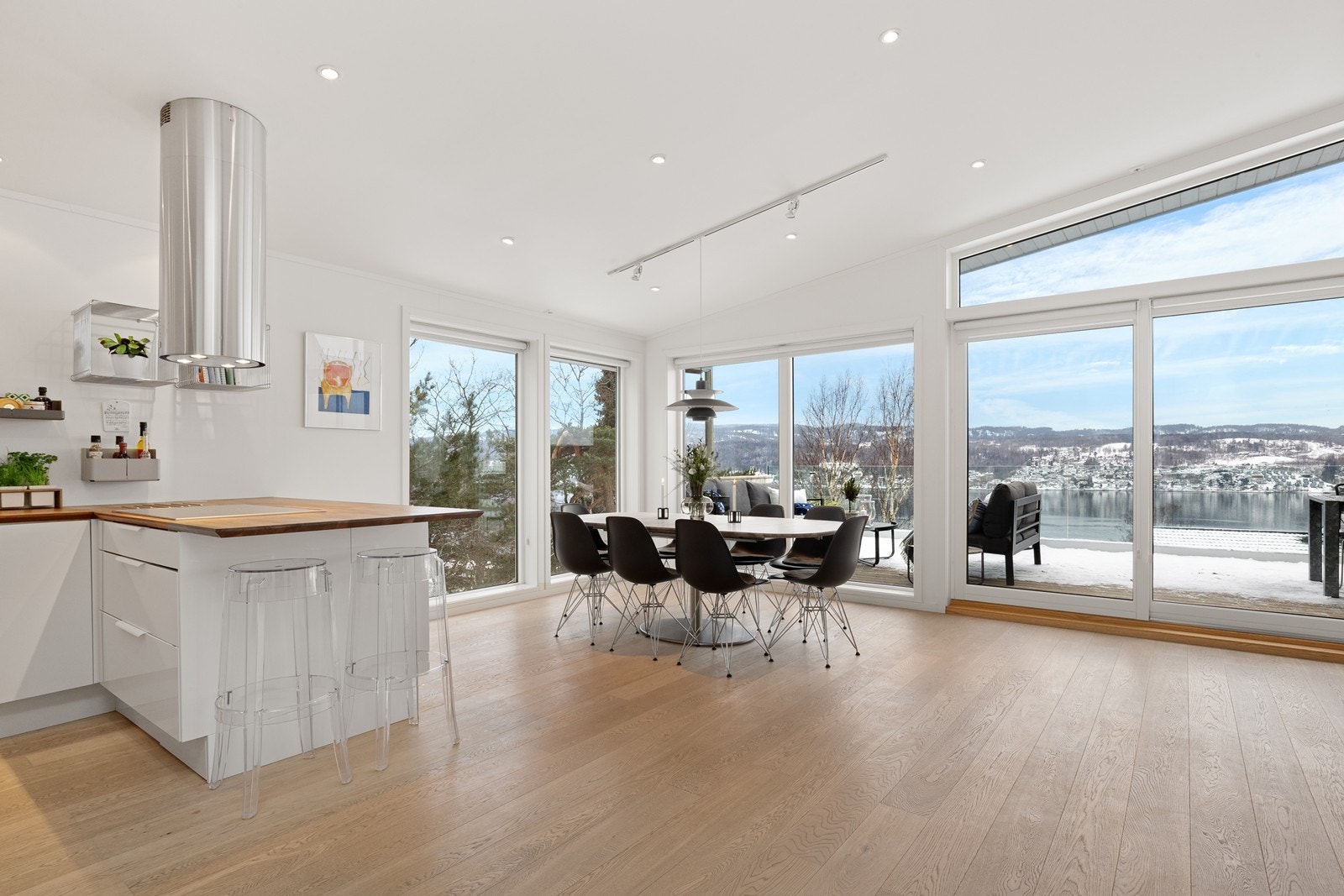 Store vindusflater fra gulv til tak gir rikelig med lys og rammer inn utsikten. Galleribilde