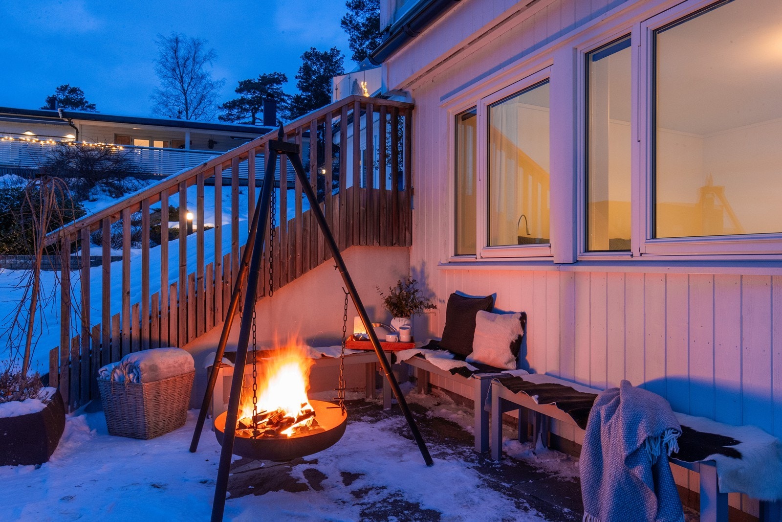 En lun og skjermet uteplass på bakkeplan, perfekt for en bålpanne. Galleribilde