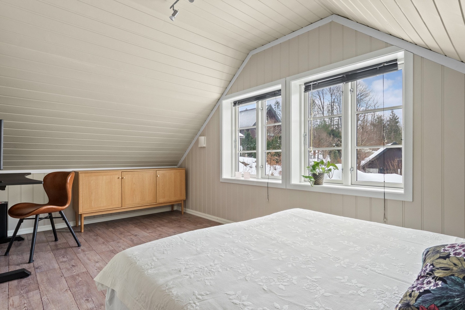 Romslig soverom med mye naturlig lys. Galleribilde