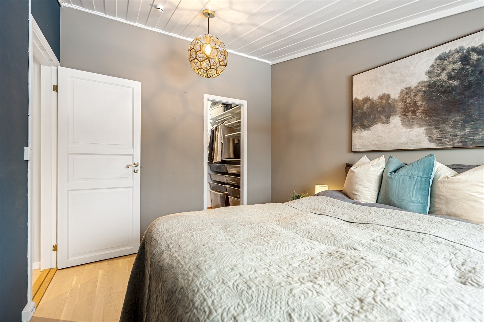 Fra hovedsoverommet er det adkomst til walk-in-closet. Galleribilde