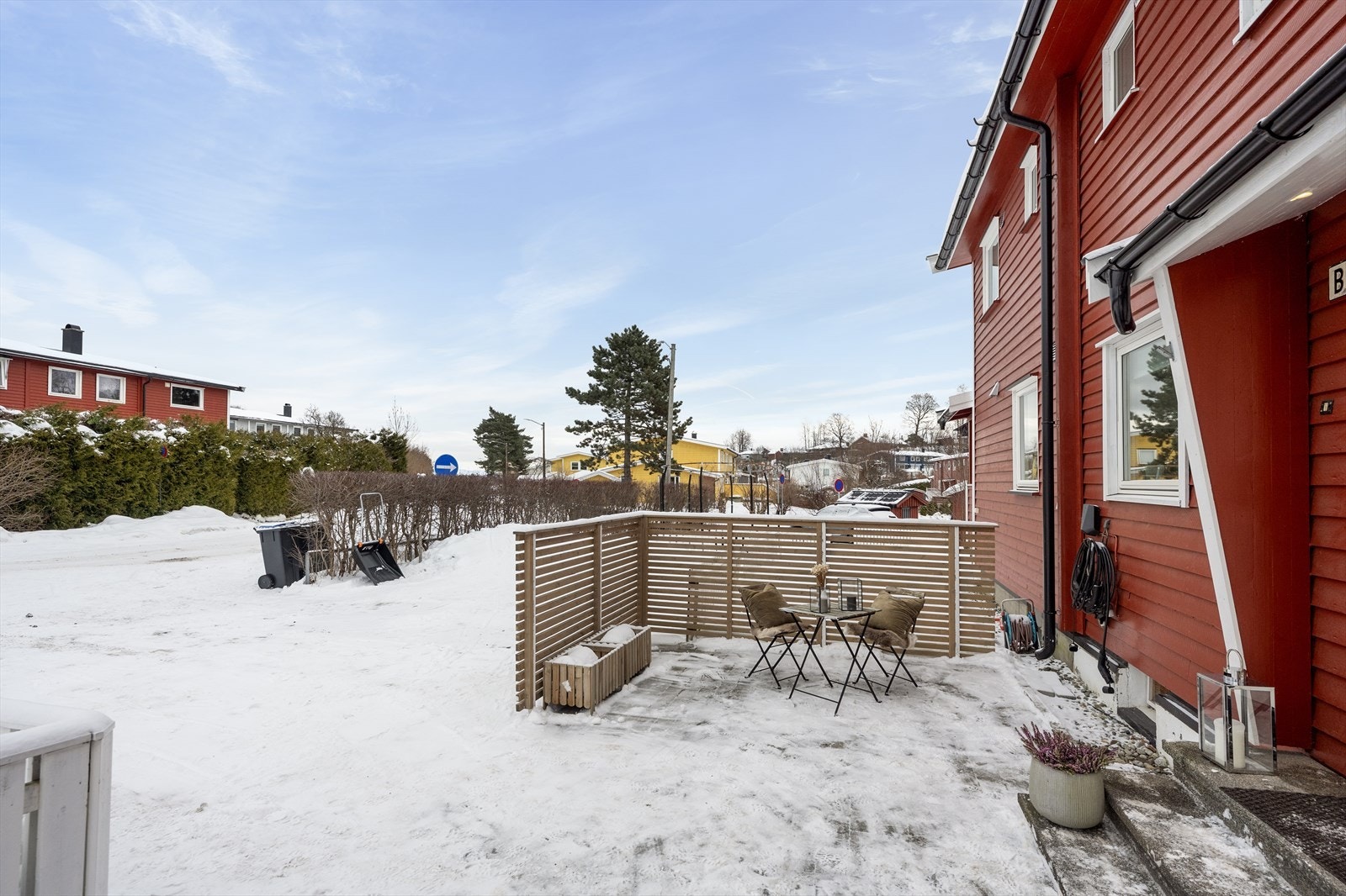 Plattingen er belagt med belegningsstein og det er levegg mot nabo, som skaper en hyggelig sone med plass til møbler. Uteplassen vender mot nord og har kveldssol. Galleribilde