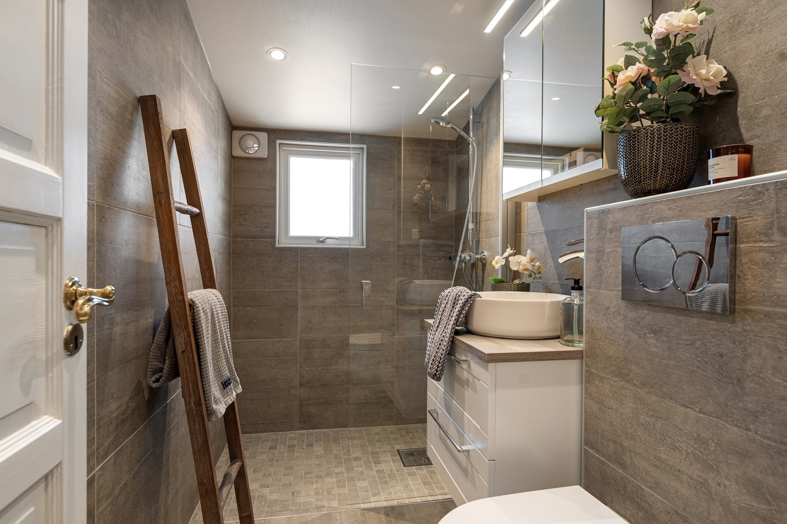 Pent baderom i 2. etasje som ble totalrenovert i 2021. Galleribilde