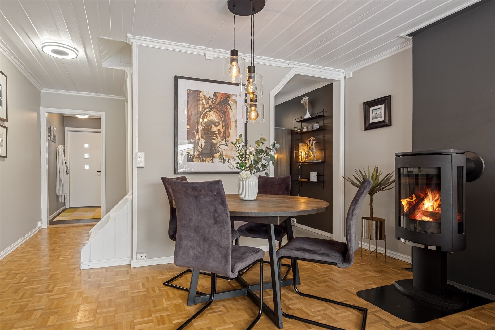 Det er delvis åpen løsning inn til kjøkkenet fra spisestuen. Galleribilde