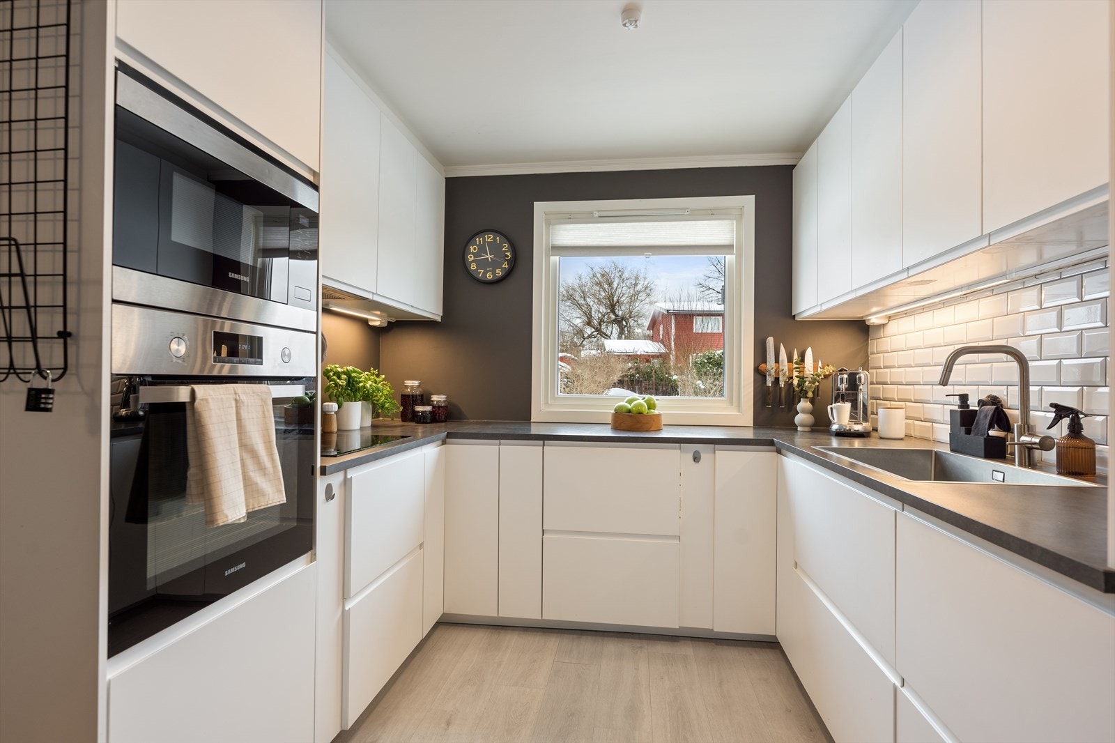 Boligen har et tidløst kjøkken med hvitevarer som medfølger ved salg. Galleribilde