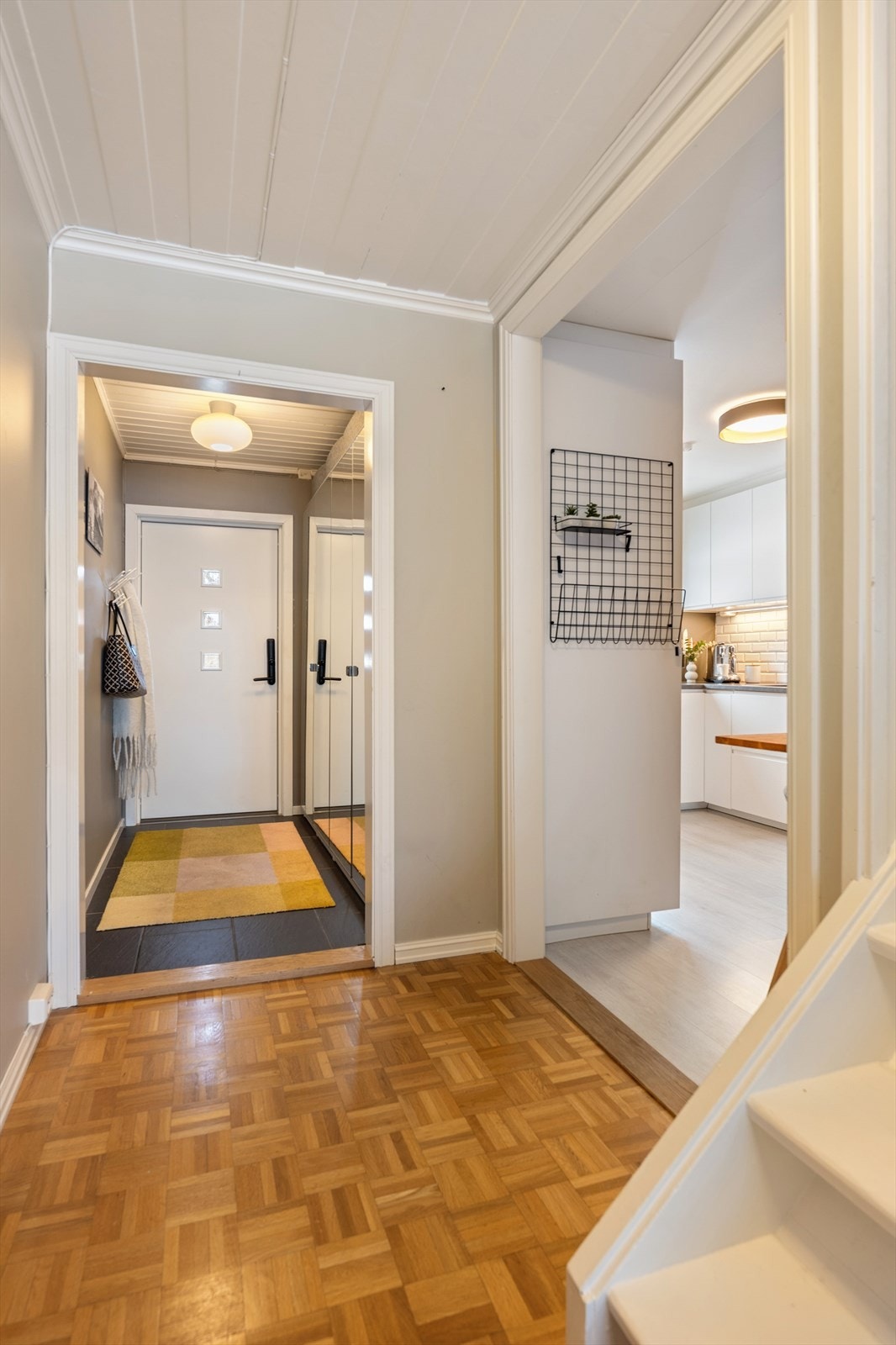 Boligen har adkomst via entré i 1. etasje med flislagt gulv og varmekabler. Galleribilde