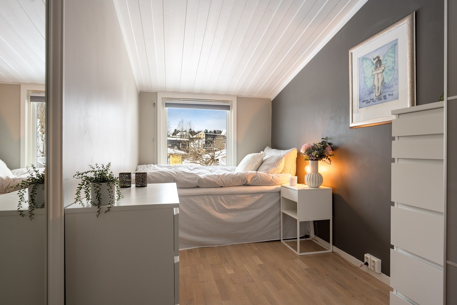 Alle soverommene er av god størrelse og har plass til dobbeltseng dersom ønskelig, alternativt enkeltseng og skrivebord. Soverom 2. Galleribilde