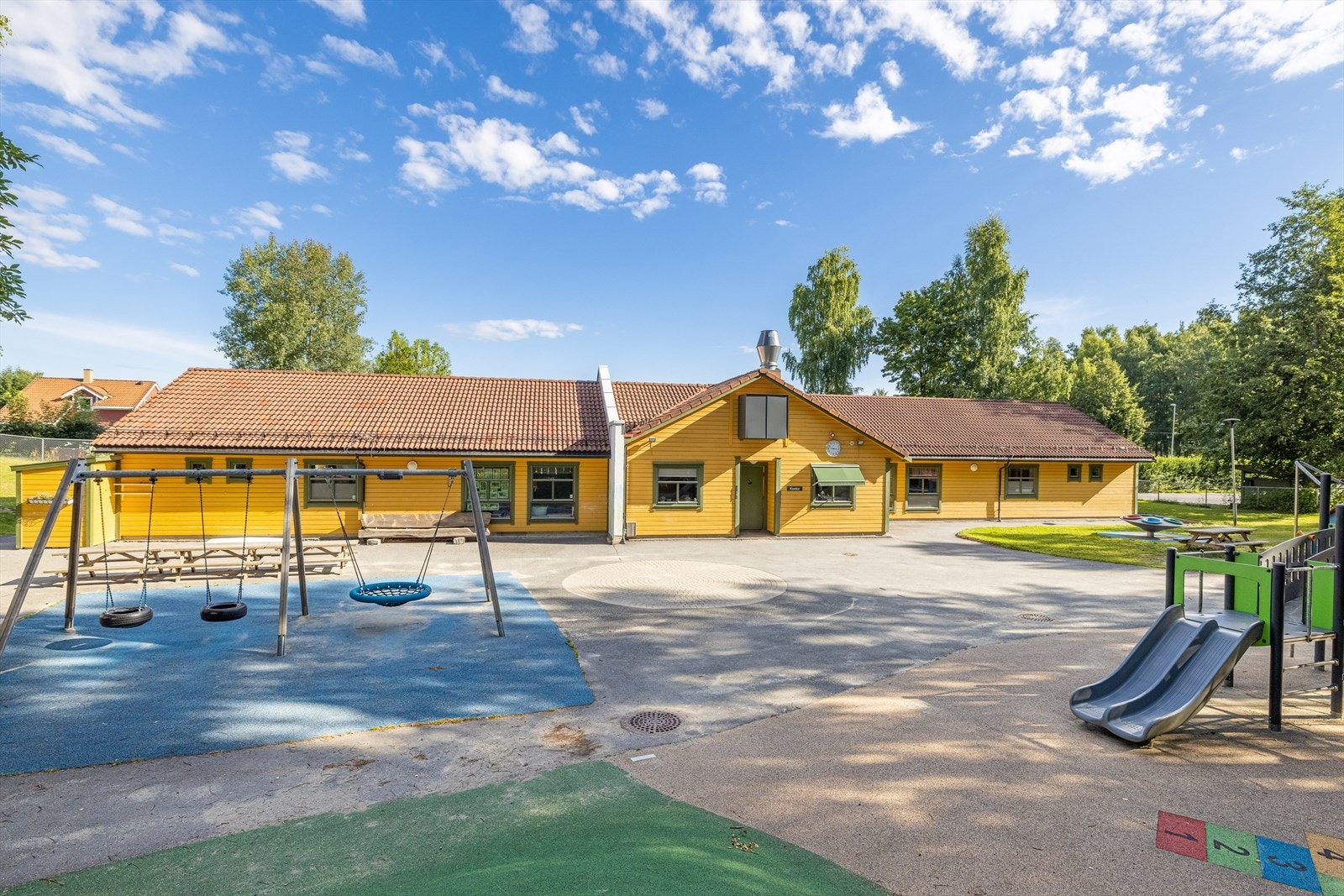 Her bor man i et svært barnevennlig område med ballplass og skøytebane i nærheten, samt flere barnehager, blant annet Båstadmyra kun 600 meter unna. Galleribilde