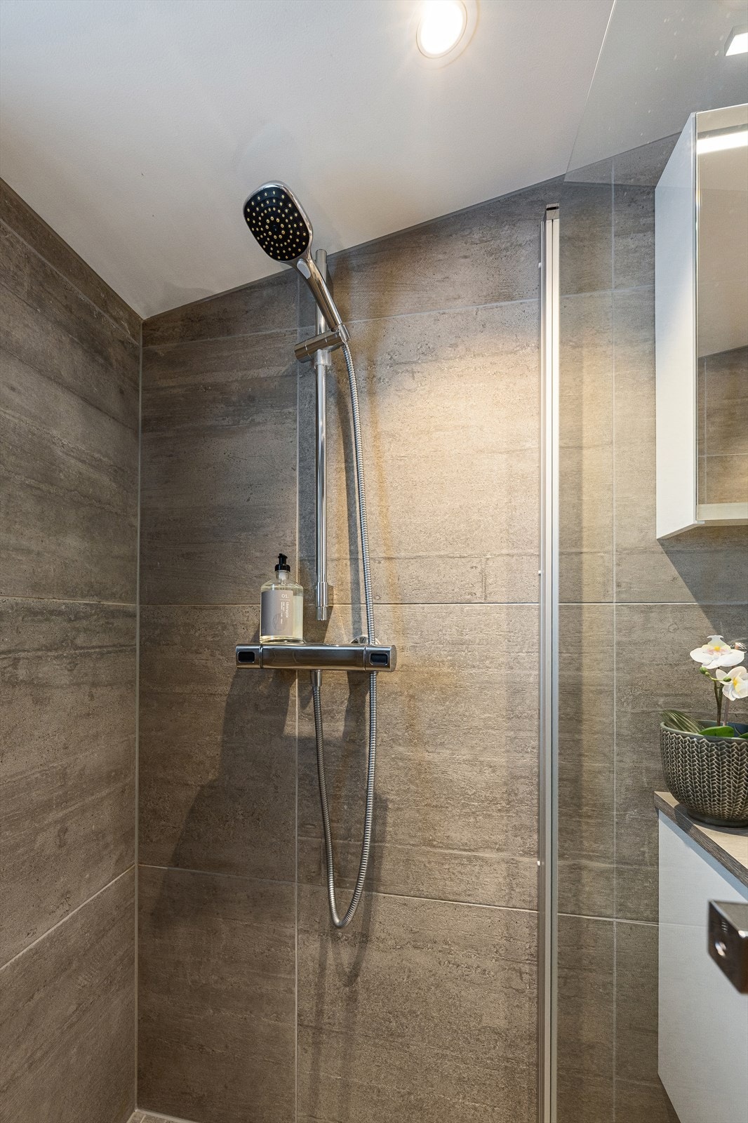 Dusjsone med glassvegg. Galleribilde