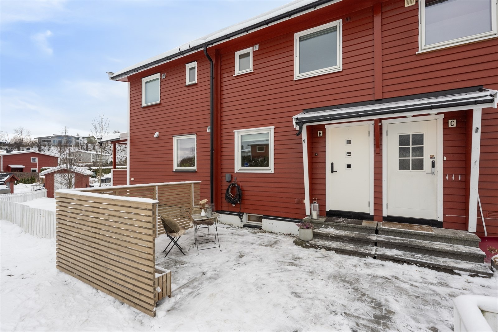 Ved inngangspartiet ble det i 2024 bygget en platting på ca. 18 kvm. Galleribilde