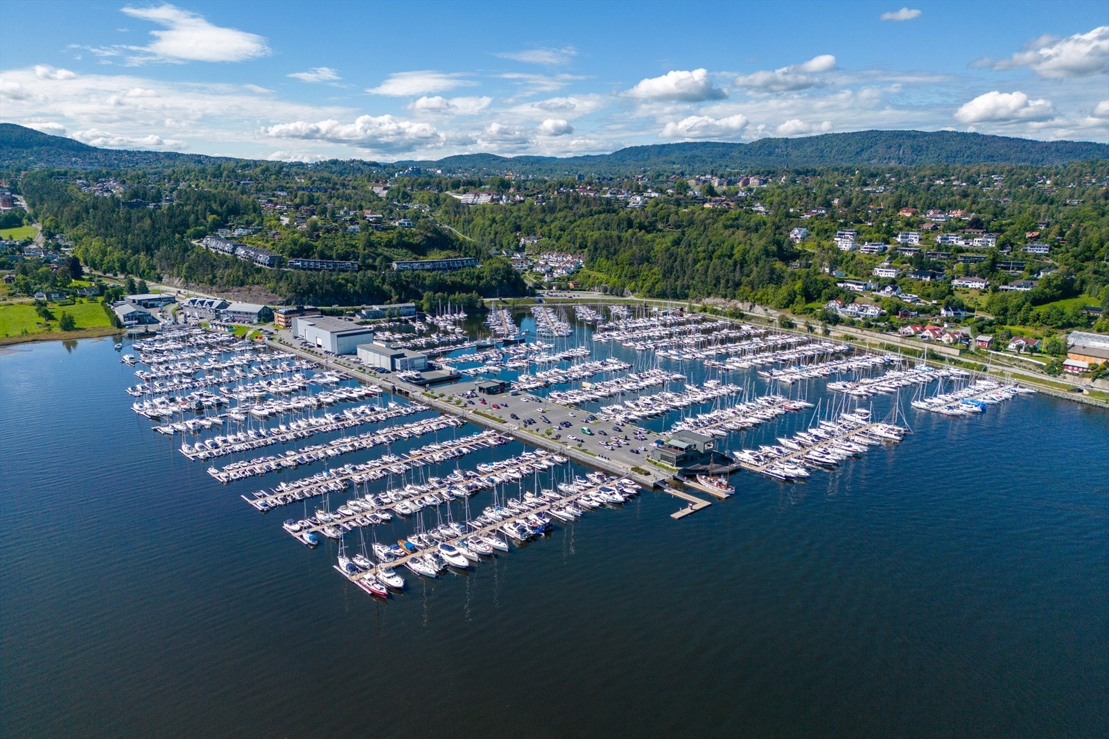 Det er rundt 2,4 km ned til både Leangbukta Marina og Hvalstrand bad med sandstrand og stupetårn. Galleribilde