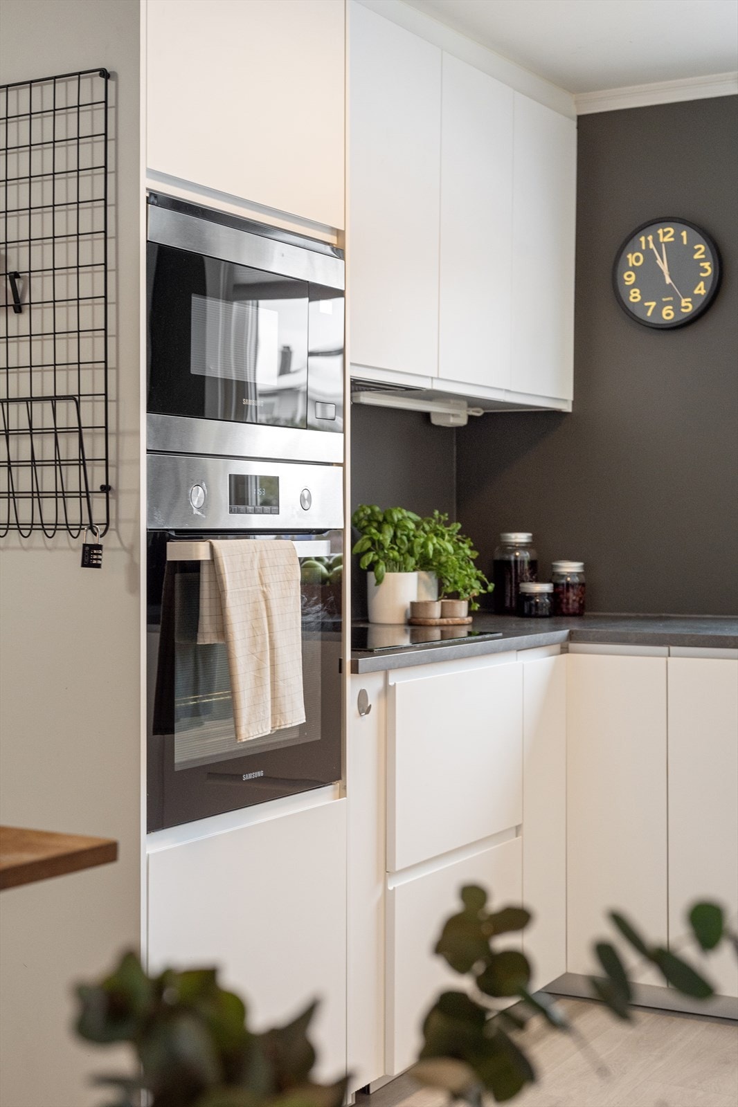 Kjøkkenet er utstyrt med integrerte hvitevarer bestående av induksjonsplatetopp, stekeovn, mikrobølgeovn og oppvaskmaskin. Frittstående kjøleskap med fryser. Galleribilde