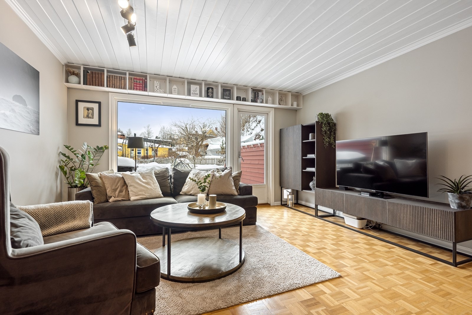 Fra stuen er det direkte utgang til terrasse og videre til hagen, noe som gir en fin sammenheng mellom inne- og utearealer. Galleribilde