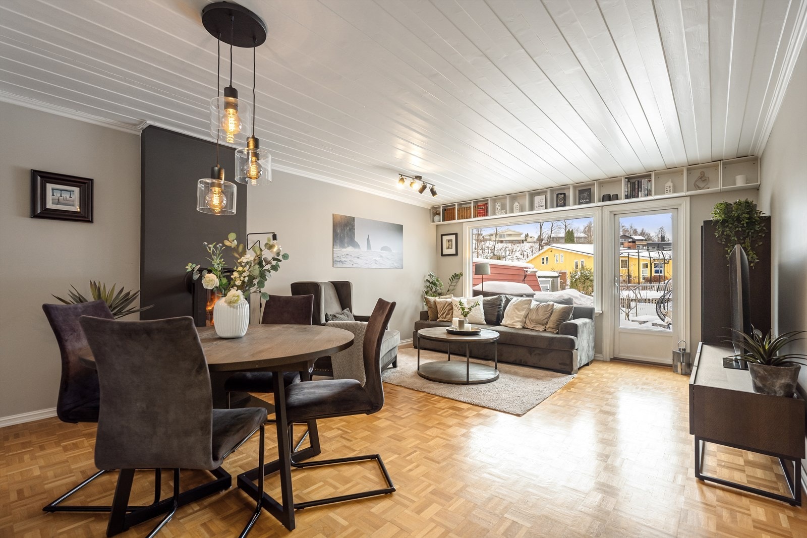 Stue og spisestue har en åpen og sosial løsning med god plass til både sofagruppe og spisebord. Galleribilde