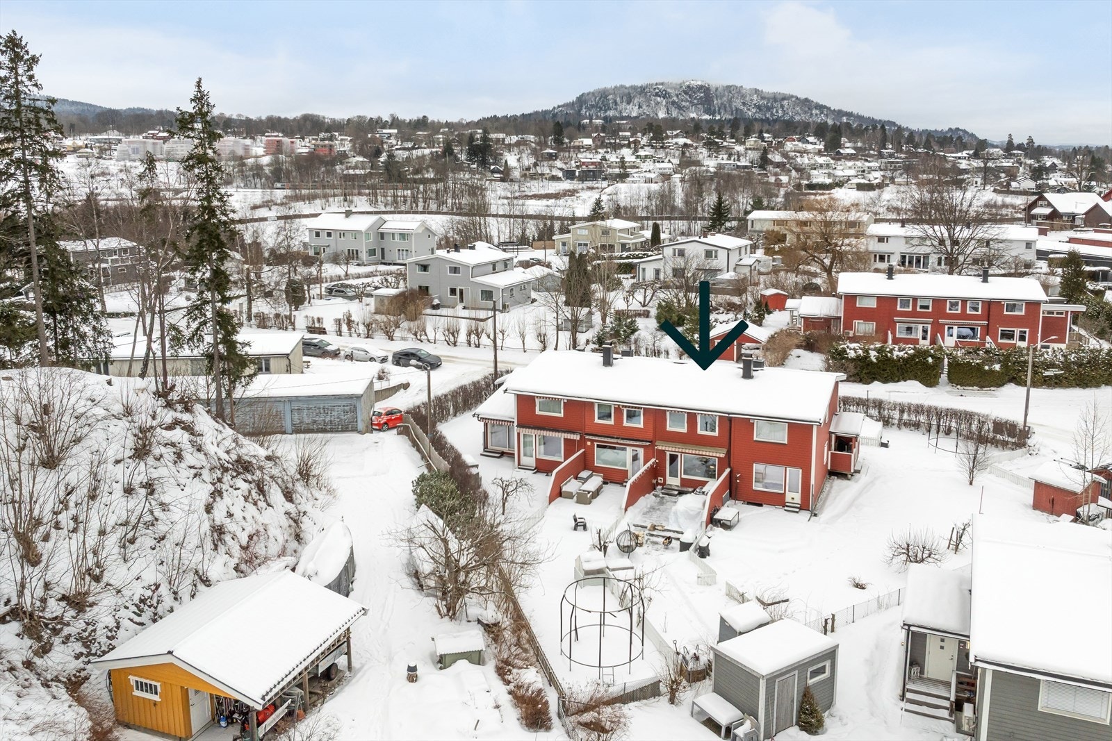 Ifølge selger har eiendommen gode solforhold. Fremsiden har morgensol frem til ca. kl. 09 og ettermiddagssol fra ca. kl. 18, mens hagen har sol fra ca. kl. 09 til ca. kl. 18-19, med lengst sol ved skiferplattingen. Galleribilde