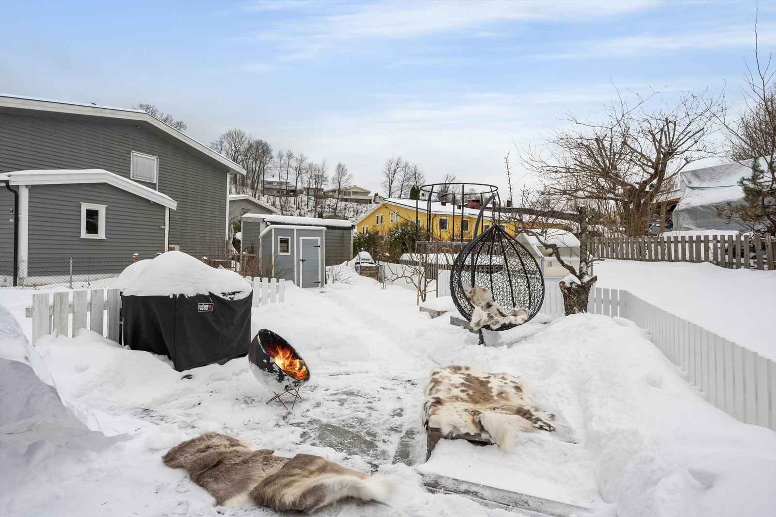 Her er det montert markise og utvendig stikkontakt, noe som gir gode rammer for både hverdagsbruk og sosiale sammenkomster. Eieren opplyser om at det er en liten rift i duk til markisen. Galleribilde