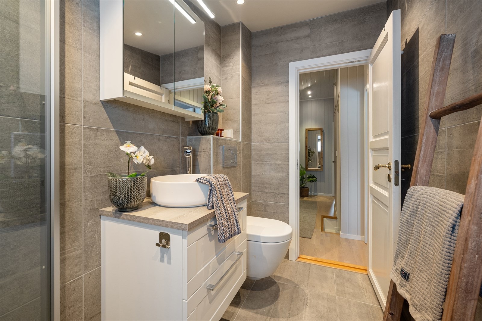 Det er varmekabler i gulv og himling med downlights. Galleribilde