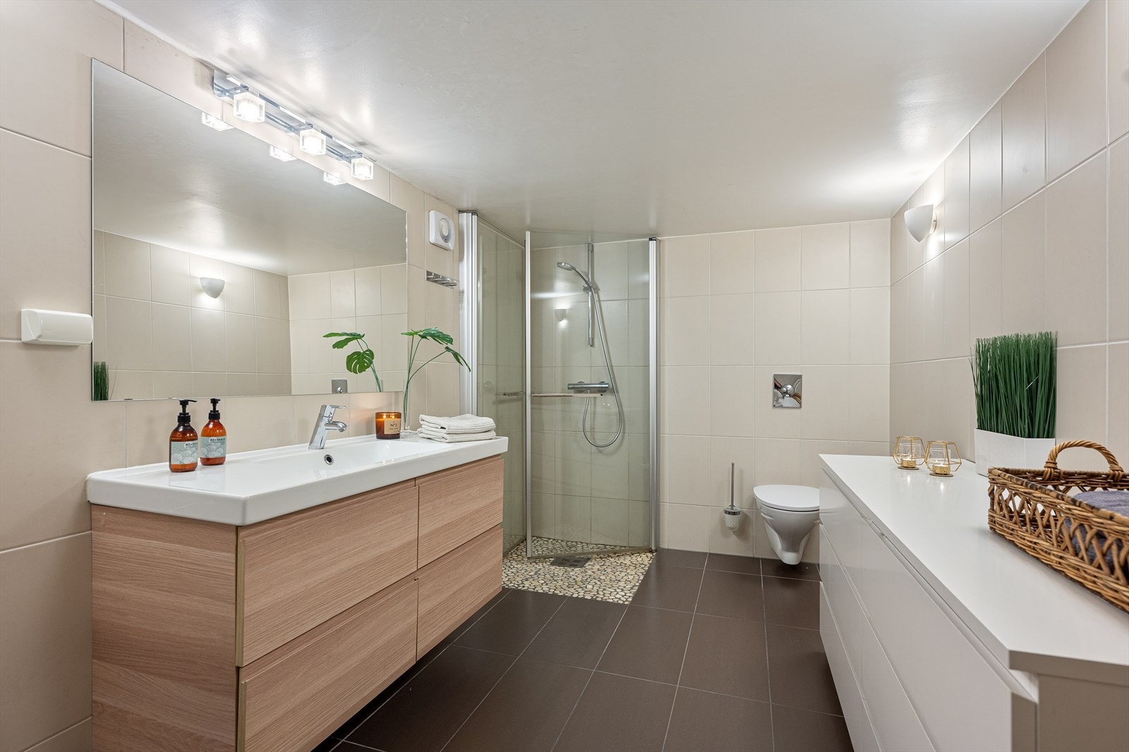 Kombinert bad og vaskerom i kjelleretasjen med flislagt gulv og vegger samt varmekabler i gulv. Våtrommet ble ifølge tidligere salgsoppgave oppgradert i 2013. Rom ikke godkjent for varig opphold. Galleribilde