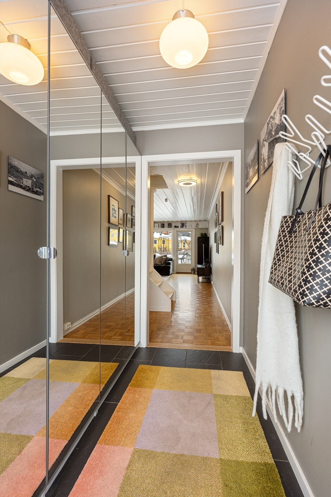 Praktisk garderobeløsning med speildører gir gode oppbevaringsmuligheter. Galleribilde