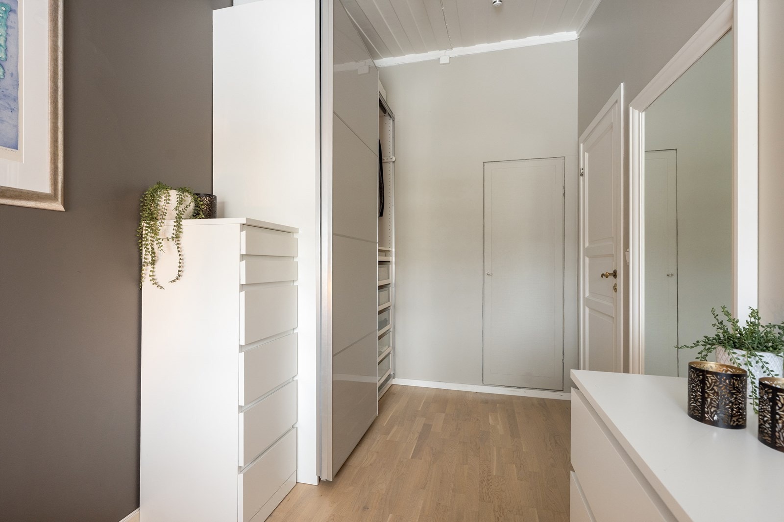 Soverom 2 har skyvedørsgarderobe. Galleribilde