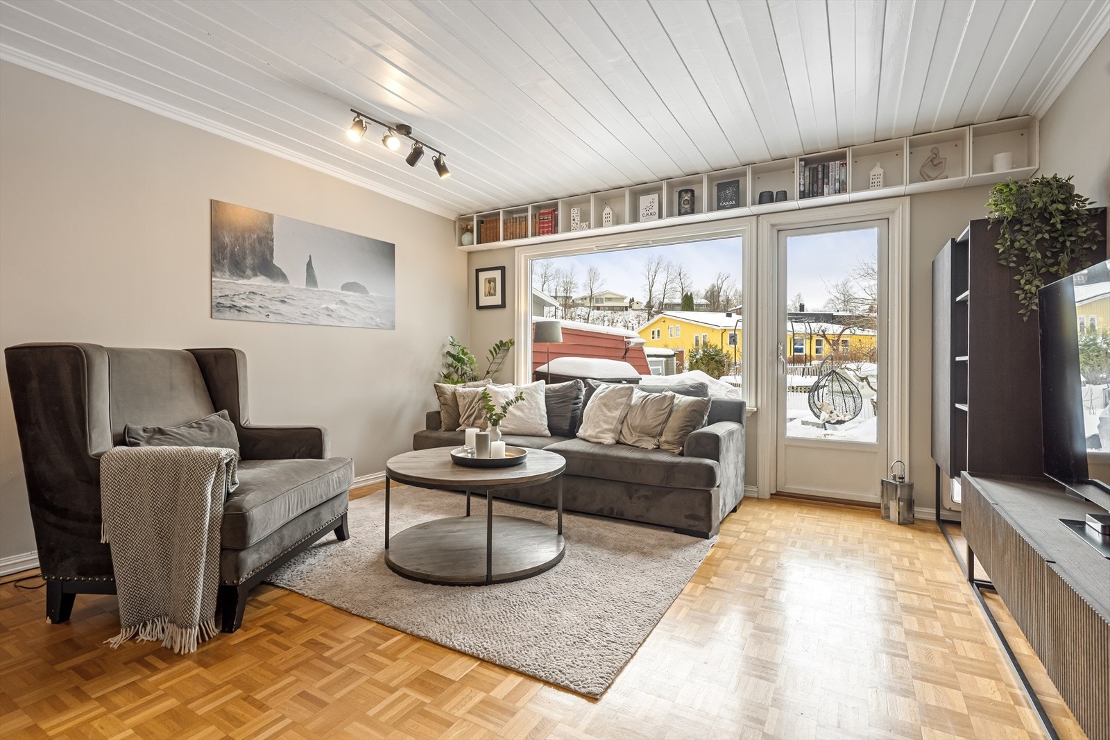 Rommet har parkett på gulv, malte overflater på vegger og malt panel i himling. Galleribilde