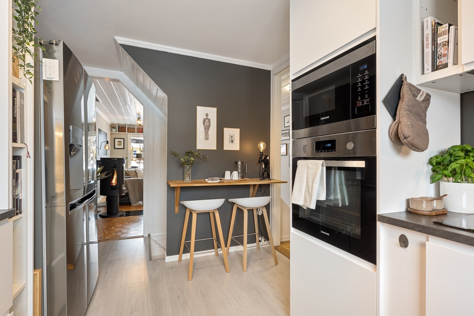 Kjøkkenet har en hyggelig spiseplass med barløsning mot vegg, med plass til to sitteplasser, perfekt for frokost eller en rask lunsj. Galleribilde