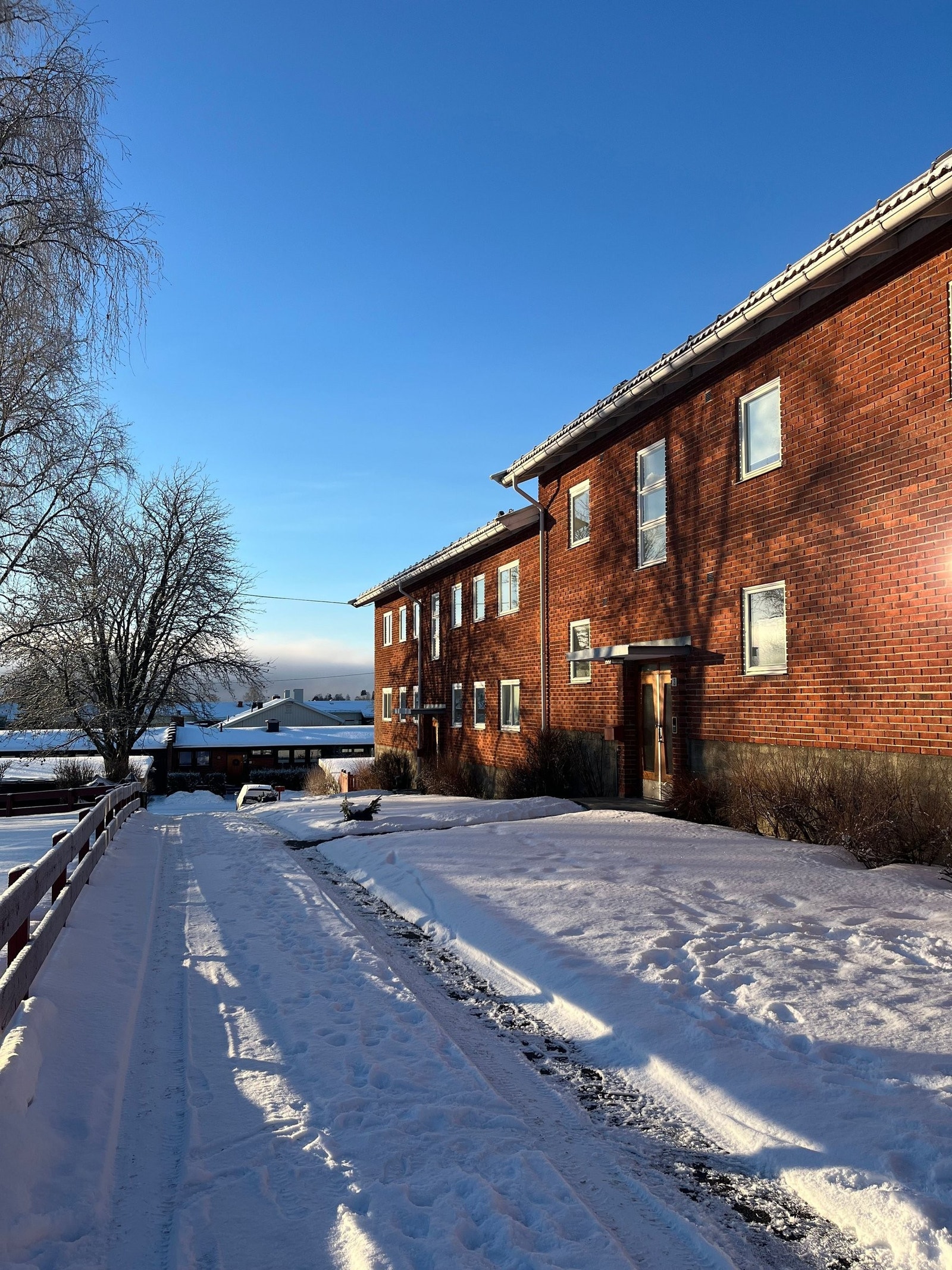 Fasade med inngangen Galleribilde