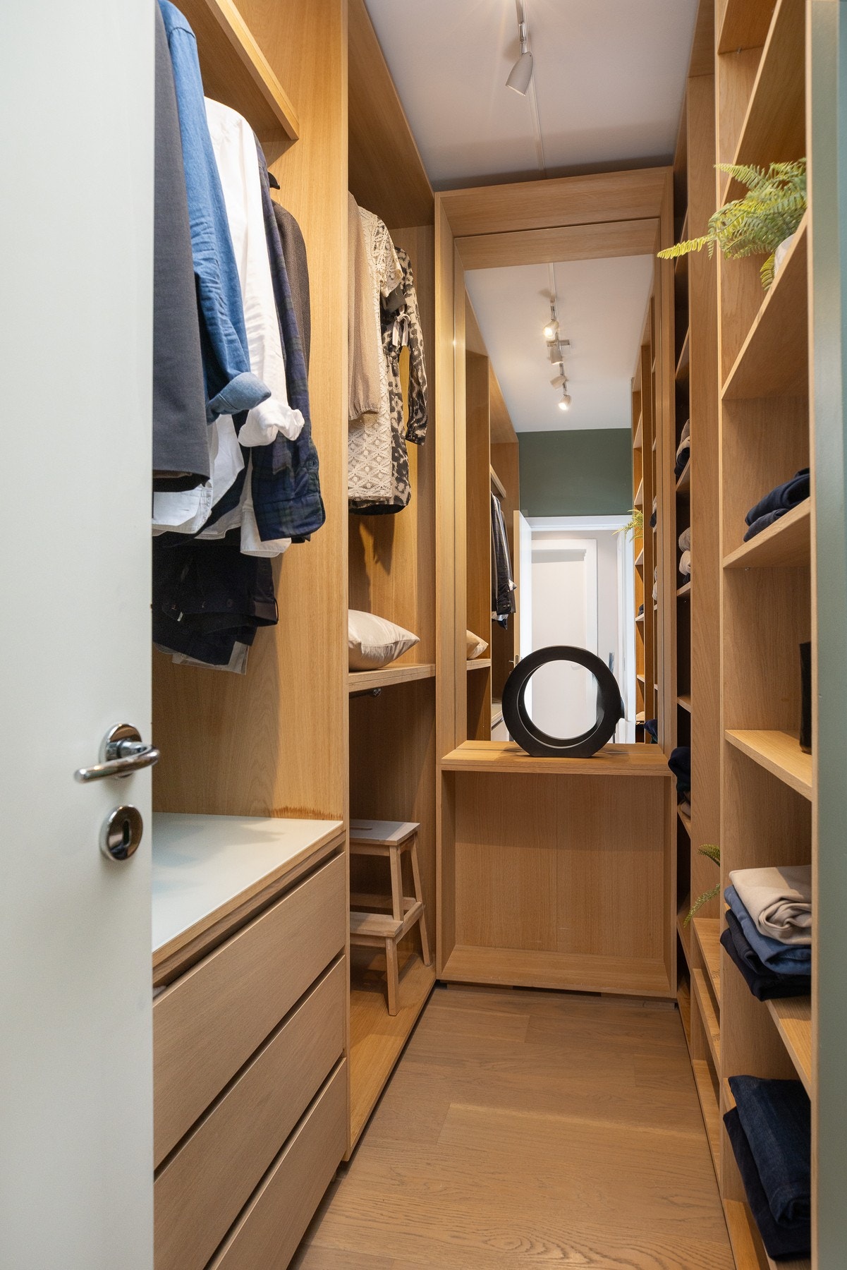 Praktisk walk-in-closet i tilknytning til hovedsoverommet. Galleribilde