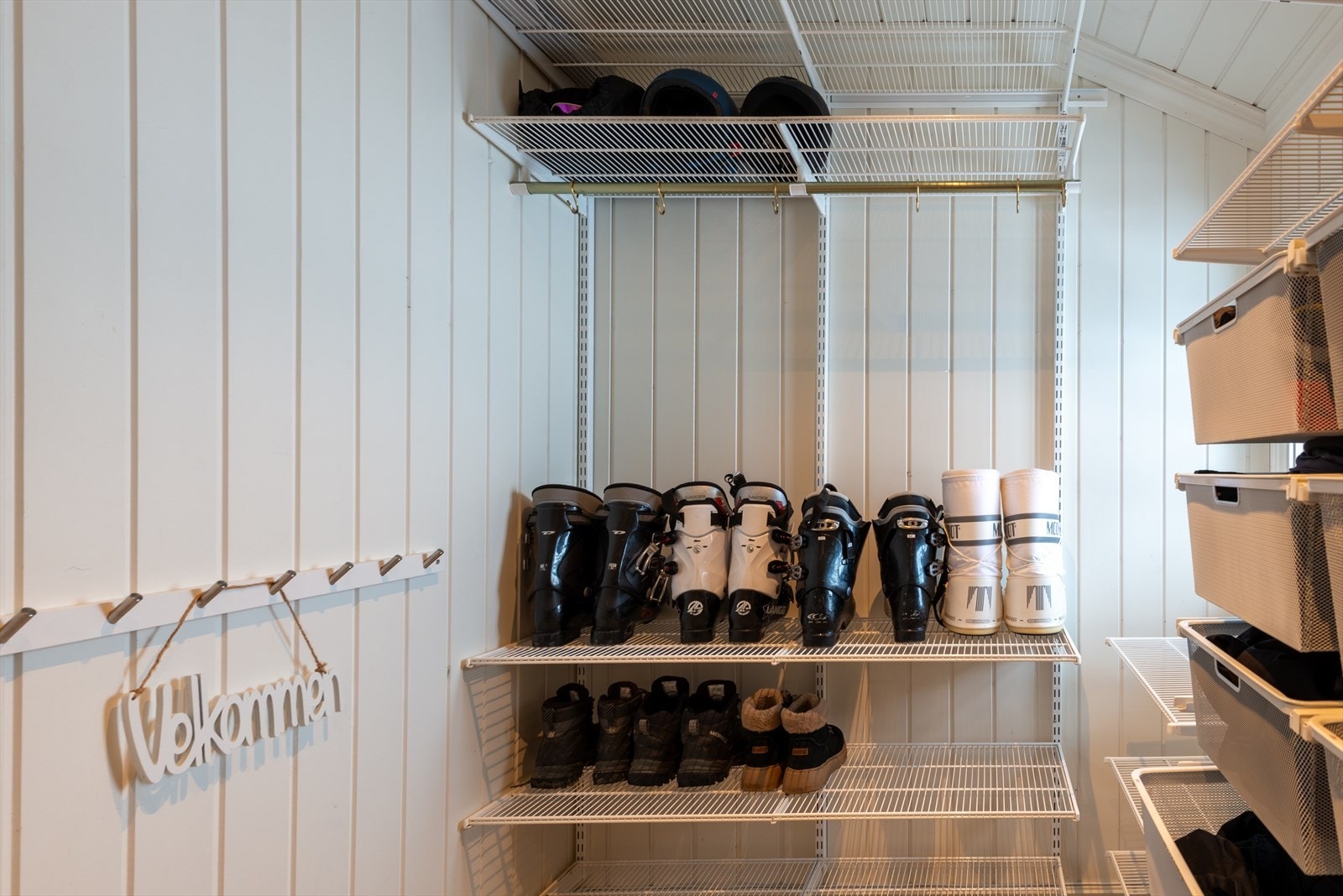 Her kan man komme inn, henge fra seg og la roen senke seg, uten at hyttestemningen drukner i kaos. Galleribilde