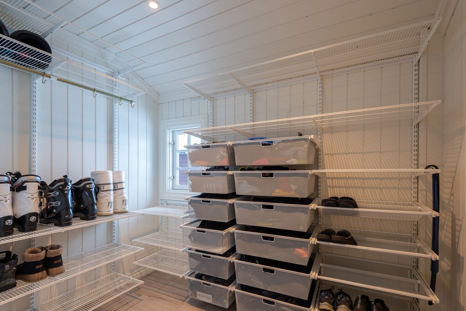 Her er det med rikelig plass til skiutstyr, yttertøy, votter og støvler. Galleribilde