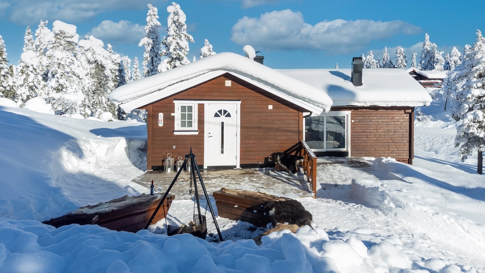 Et perfekt sted for å nyte solen i hytteveggen og la skuldrene senke seg. Galleribilde