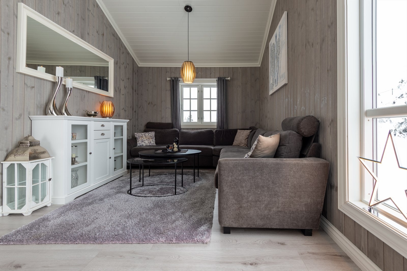 Her har du en naturlig plass til både sofagruppe og tilhørende møblement. Galleribilde