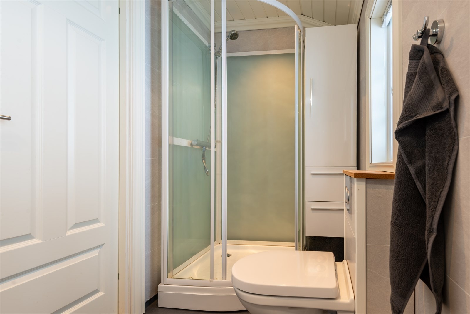 i tillegg finner du et dusjhjørne og vegghengt skap for ekstra oppbevaring. Galleribilde