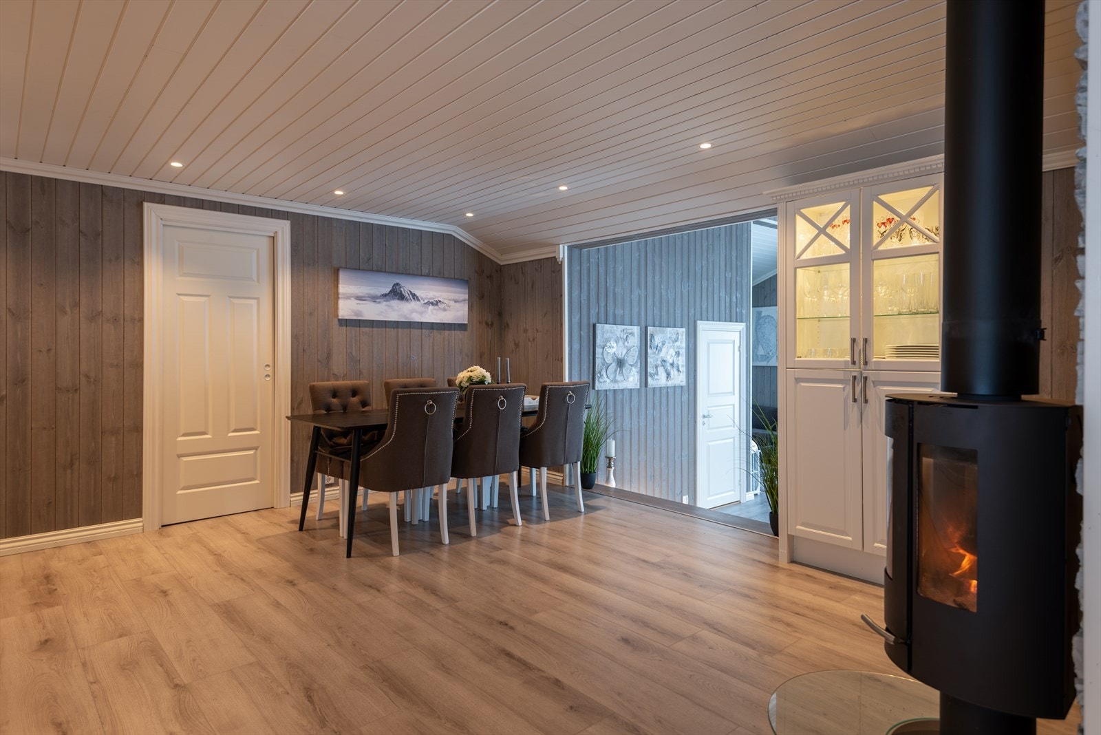 Opp platået fra stuen er det god plass til et romslig spisebord. Galleribilde