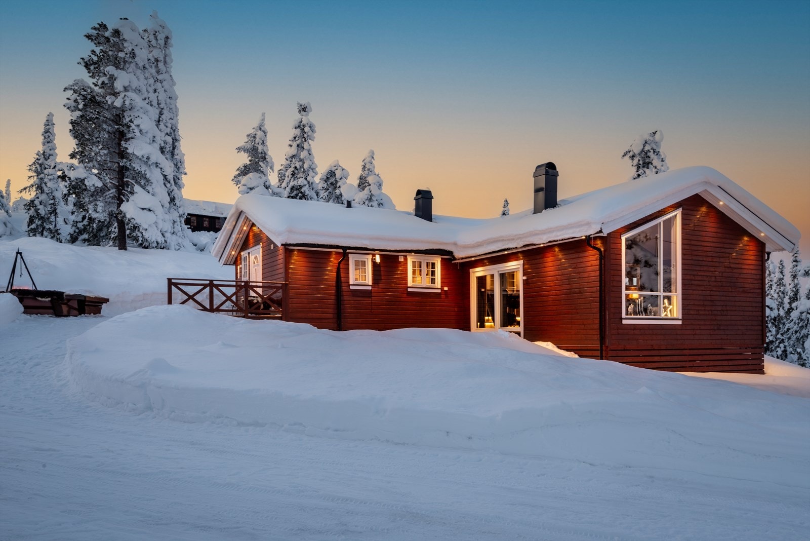 Dette en lun og innbydende familiehytte på Blefjell, der hyttelivet handler om å senke skuldrene, være sammen og ha naturen tett på. Galleribilde