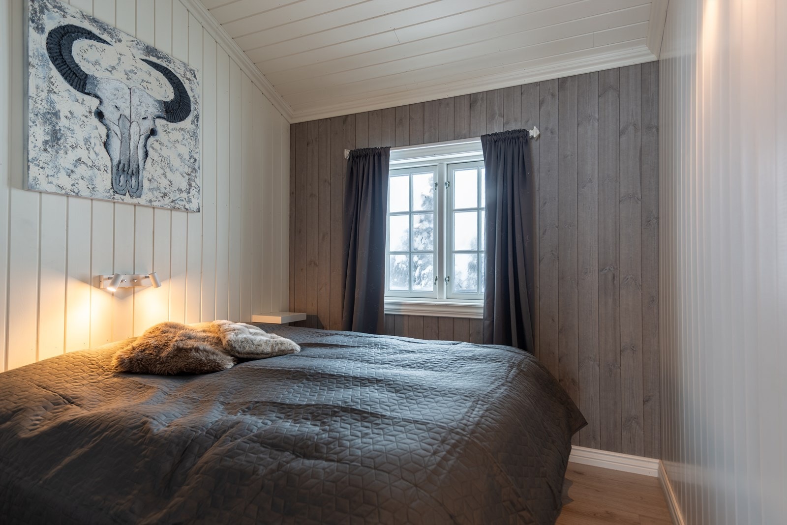 Hovedsoverommet har god plass til dobbeltseng, nattbord og øvrig møblement. Galleribilde