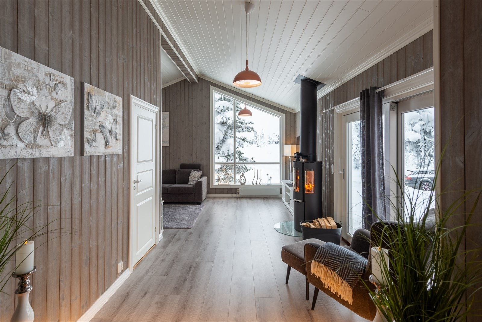 Hytten har to nyere peiser som bidrar til varme og hygge på kalde høst- og vinterdager. Galleribilde