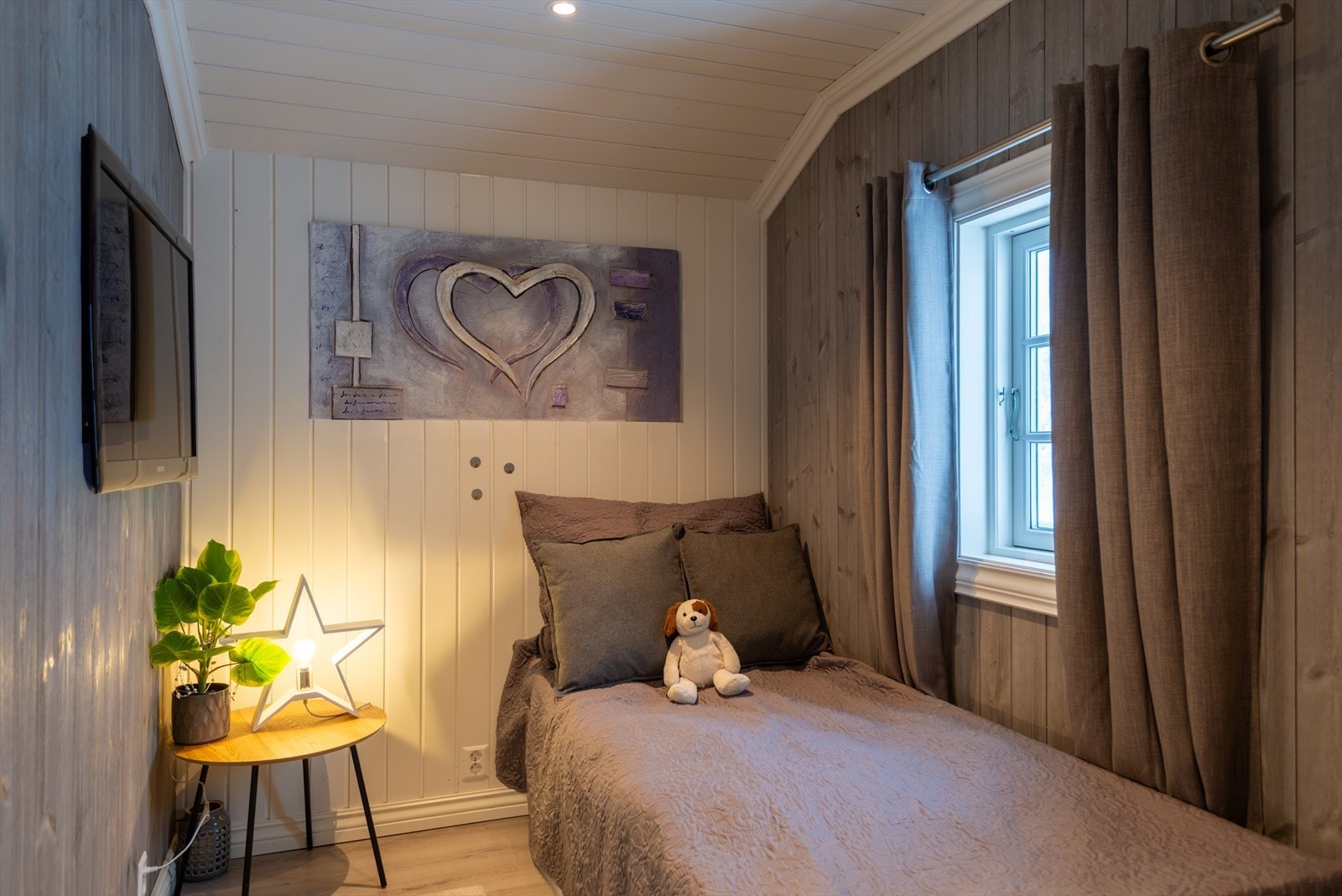 Ekstra smart er det at sengene på to av soverommene kan slås ut til dobbeltsenger, slik at du får opptil 8 sengeplasser når du trenger det. Galleribilde